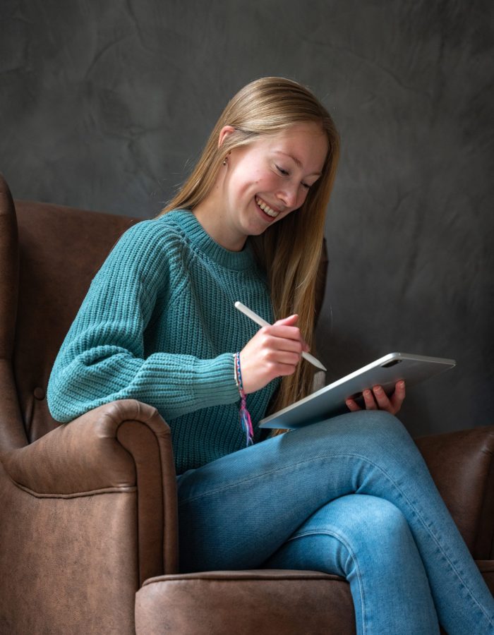 Aypril aan het tekenen op haar Ipad