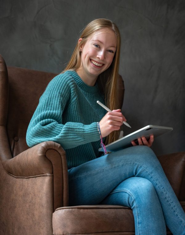 Aypril aan het tekenen op haar Ipad